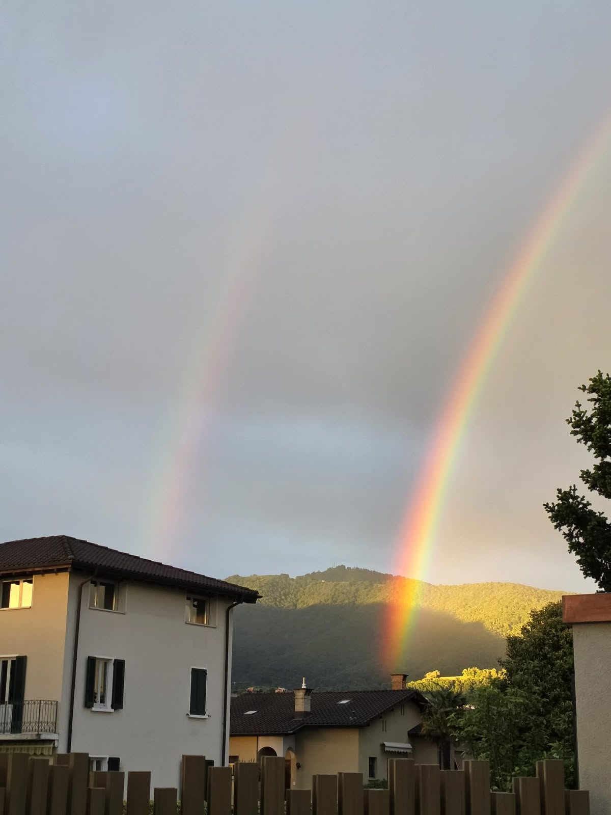 Un doppio arcobaleno sulle colline sopra Coldrerio