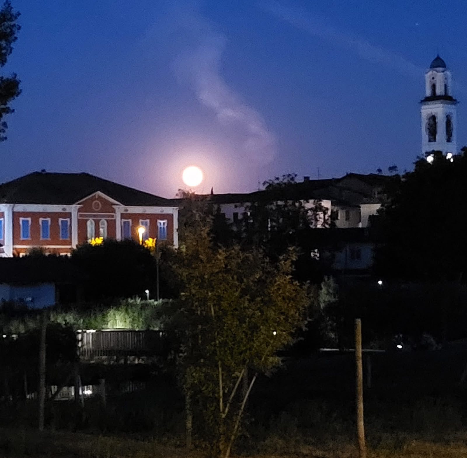 La luna che sale sul paese di Coldrerio, con il campanile illuminato