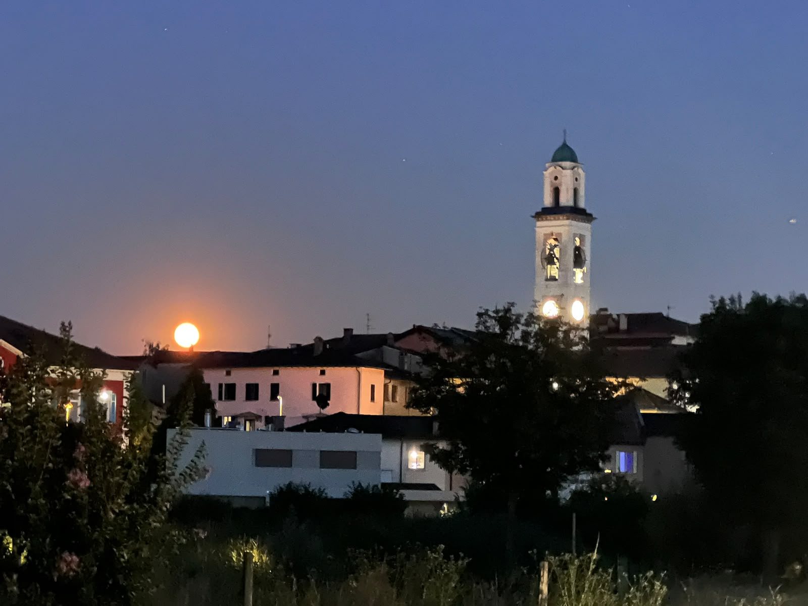 Coldrerio all'imbrunire, con le case del paese e il campanile