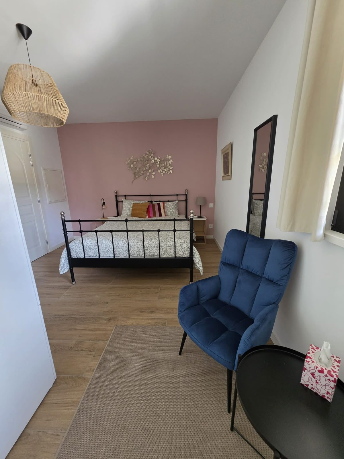 La zona relax di Magnolia con la poltrona blu