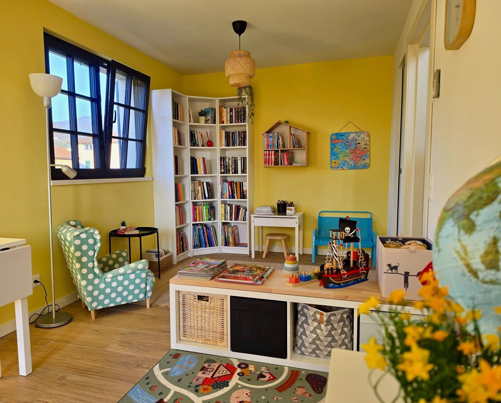 Il locale svago del B&B Airone: la libreria piena di libri, la poltrona a pois, il tavolino e i giochi per i bambini